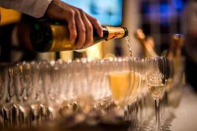 Traiteur créatif à Strasbourg - Champagne versé dans des coupes - Effervescence