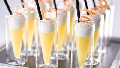 Traiteur créatif à Strasbourg - Champagne versé dans des coupes - Effervescence